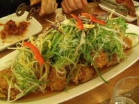 파닭(chicken with green onion). 튀긴 닭고기에 겨자 소스와 채썬 파를 곁들여 먹는 음식이다.