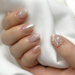 𝗟𝗼𝘃𝗶𝗻𝗴 𝗻𝗮𝗶𝗹 ♥ 청순한 나비 포인트 ✨ 스푼형 손톱 능선살려서 감쪽같이 만들기 🤍 ❥ Cₐₛₕ 69,000 ✧ 카톡채널 ”... 