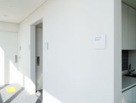 아뜰리에동가는 JOH와 협업하여 내,외부 공용부 및 주차장, 소호길 등 디타워 전반을 아우르는 사이니지를 디자인하였습…