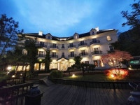 강릉 숙소를 찾다 만점에 가까운 놀라운 후기와 평점의 호텔을... 로비 객실 정원 식당 구석구석이 앤틱한 소품들과 예쁜 꽃들로... 