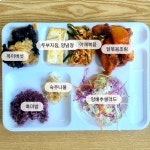 웬만하면 많이 먹고 싶은데 양념 천지네... #두부지짐 #양념장야채볶음 #닭볶음조림 #목이버섯오이무침 #숙주나물 #양배추샐러드 #흑미밥... 