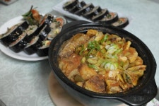 명절음식의 대변신, 얼큰한 잡탕 찌개와 모듬 통김밥 (Dengan gambar)