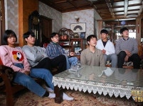 “Waiting for Christmas game 😆🎉♥️🎄🎁 #Ryuhyeyoung #Gokyungpyo #류혜영#Sunbora #응답하라1988 #고경표 #reply1988”