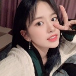 흑발로 염색하고 단아한 ‘모범생미’ 뽐내는 아이즈원 안유진 근황