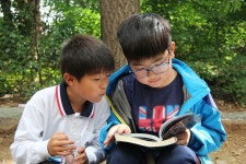 ‘교장선생님’이 찍은 초등학교 운동장 풍경을 담은 이보령... 사진은 학교 현장에 몸담으며 아이들과 진정으로 마음을 나누었기… (With... 