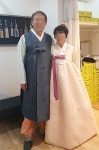 봄 계절만큼 화사한 어머님과 든든하게 옆에서 지켜주시는 아버님. 따님 결혼식 때 한복을 입으시는 부모님한복. | 결혼식, 아름다운, 한복