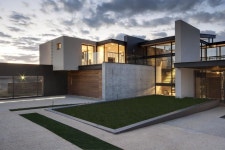 Geometric Concrete and Steel Home with Stone and Water Elements(이미지 포함) | 고급 주택, 건축 디자인, 모던 건축
