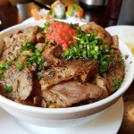 밥두공기 되는거같은 양에 불향나는 고기 쌓아나오는... 밥한숟갈에 고기한점 얹고... 고기로 밥 싸서먹고... 그래도 밥은 남는다…”