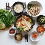 팽이버섯부자라 대패삼겹살 돌돌말아 굽고, 해물된장찌개 끓였어요 야채 씻어 쌈싸서 맛있게 먹은 저녁밥상?… | 건강에 좋은 음식, 요리... 