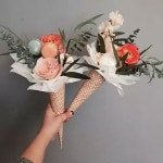 Wrapped flower包装花束에 있는 Lorraine Liu님의 핀 | 선물 포장, 선물