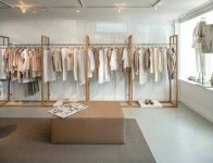 Pin de 최유정 em Arquitetura comercial | Loja de roupa, Design de loja, Loja de design de interiores