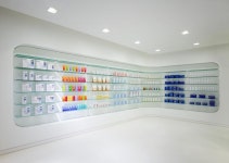 약국의 다양한 의약품과 의료 용품이 가득한 흰색 방