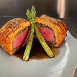 무위 MUWEE on Instagram: 레드와인과 완벽한 페어링을 기대할만한 ‘비프웰링턴’ 입니다. 워낙 손이 많이 가는 메뉴이기에, 예약시 미리... 