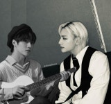 ⤷현진을 위해 기타를 연주하는 범규⤶
