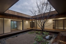 щТ ⑥ 벽돌타일, 나무, 자갈, 흙, 풀이 적당히 어우러진 마당 좋습니다. | House design, House styles, House
