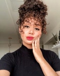 Pin de 서경 강 em 이정은배우 em 2020 | Cabelo cacheado com franja, Cabelo