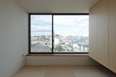 일본 도쿄의 어느 동네 언덕배기의 코너에 자리하고 있는 목조 3층 주택, Vista House! 집에 붙여진 이름답게 북쪽 동네의 풍경이... 