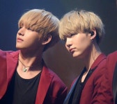 Left : V (Kim Taehyung) (뷔 (김태형)) | Right : Suga (Min Yoongi) (슈가 ( 민윤기)) | BTS / Bangtan Sonyeondan / Bangtan Boys... 