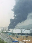 9일 오전 9시21분께 충남 천안시 서북구 삼성디스플레이 용역동 옥상 냉각탑에서 화재가 발생한 가운데 검은 연기가 하늘 높이 치솟고... 