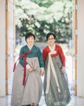 한복을 차려입은 혼주들은 현지인들한테 언제나 몇번씩 더보게되는 아름다운 모습입니다.  손잡고 입장하시는 두 어머님의... 