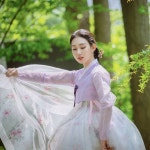 청춘한복아랑 on Instagram: “아련하고 청순한 라일락 향기가 날 것... #졸업공연 에 #아랑한복 입고 찍으신 #후기사진 을 보내주셨어요.... 