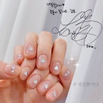 네일탐이나 Shin tamina (신탐이나) en Instagram: “_ 완전 요즘 하트열풍😍 심플하고 귀엽게 하트총총총 #이성경네일 이예여 @heybiblee... 