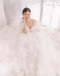 오늘 소개해드리는 #하우스오브에이미 #신상드레스 는 입체적인 꽃잎을 러블리하게 한 땀 한 땀 수작업한 레이스 드레스 바실레이아 입니다🤍... 