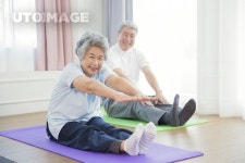 집, 운동복, 사람, 모델, 노년, 실버, 실버라이프, 라이프스타일, 시니어, 할머니, 여자, w30018, 할아버지, 남자, … | 노인, 전신운동, 체조