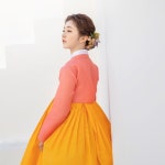 Pin page 너무나 아름다운 한복 🧡 #웨딩21 에서 #더봄날한복 촬영화보를 확인해보세요 :) 따뜻한 봄이 빨리 찾아왔으면 좋겠습니다.... 
