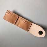 잠구는 방식이 재미있다 #가죽공예 #카드지갑 #지갑 #가죽지갑 #동전지갑 #반지갑 #leathercraft #leatherwork #leathergoods | 가죽지갑... 