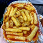 푸글 | 음식수필집 on Instagram: “일명 후추떡볶이다. 신전파라면 맛있게 먹을 수 있는 곳이다. 입안을 부드럽게 헤엄치는 말캉말캉한 밀떡도... 