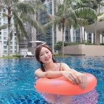 이미지: 사람 1명, 앉아 있는 중, 수영장, 실외 | 수영장