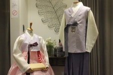 아이웨딩 > 브랜드 > 웨딩한복 > 진주상단 - 2021 | 한복, 자수 디자인, 아름다운