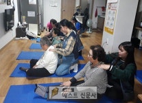 (동장 류인동)는 세명대학교와 연계하여 관내 경로당 어르신들에게 운동재활마사지 서비스 사업을 실시하고 있다.   이번… | 박람회, 대학생, 격려