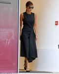 La minute mode de Marinette: Victoria Beckham, stylée en total look noir griffé ... Victoria Beckham | 패션 스타일, 스타일, 패션