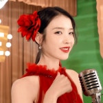 머리에 꽃 달고 위협적인 아이유 - 2022 | 꽃