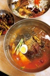 냉면거리의 명물 세숫대야 냉면. © 조지영 | Korean food | Pinterest Korean food