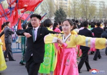 태양절경축 청년학생들의 무도회 진행