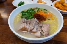 “도민들도 여기는 꼭 가요!” 한 번 맛보면 계속해서 생각나는 제주 고기국수 맛집