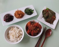 오늘은 간만에 한식 아침. 집밥 백선생에서 본 빨간 멸치 감자조림이랑 밑반찬으로 만들어둔 깻잎, 시금치나물, 우엉 초무침과 근대... 