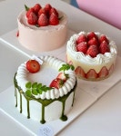 miLcake미엘케이크 on Instagram: "#케이크 #말차딸기케이크... 딸기케이크일듯 #miLcake #strawberrycake #cake#freshcreamcake" | 미니 케이크...