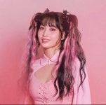머리카락에 분홍색 줄무늬가 있는 모모^·^ - 2021 | 모모