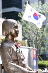 서울 종로구 옛 일본대사관 앞 평화의 소녀상 모습. 일본의 화이트리스트 한국 배제 조치로 한일관계 갈등이 커지는 가운데 일본에서 지난... 
