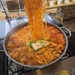 이미 경남 부산지역에서 10년간 맛집 랭킹 1위를 하고 있는 건뚱네 김치속 돼지의 흑돼지 김치찌개!!돼지고기 중 최고인 흑돼지를 넣어서 더욱... 