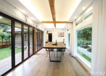 60년 된 한옥의 담백한 개조기 : 딸이 이뤄준 어머니의 꿈 : 이미지 크게보기 | 농가 리모델링, 마당이 있는 집, 집 디자인