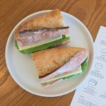 포장했는데 바게트는 무려 2000원 .. #구수 @goo___soo 📍 대구 동구 동북로75길 29-5 구수 📍 08:00 - 19:00 (토요일 17:00) / 일, 월요일 휴무