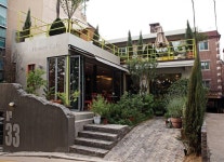 여자들의 아지트 ‘라페트’ | Vogue.com | Flower cafe, Shop design, Retail shop