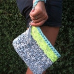 Cómo me gusta el toque flúor en este bolso!!! #diy #clutch #reciclaje #tejemosysomosmodernos…” | 가방