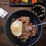 가격은 똑같지만 양은 두 배 #간장제육덮밥 넘 맛있슈ㅓ.. 저녁은 노탄수다! 근데 공차 신메뉴 먹어보고싶떠ㅏ #린__일반식  학교 앞 맛집 !… | Pork