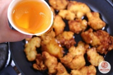 마성의 마더소스로 맛을 낸 ‘윤식당 닭강정’ 만들기